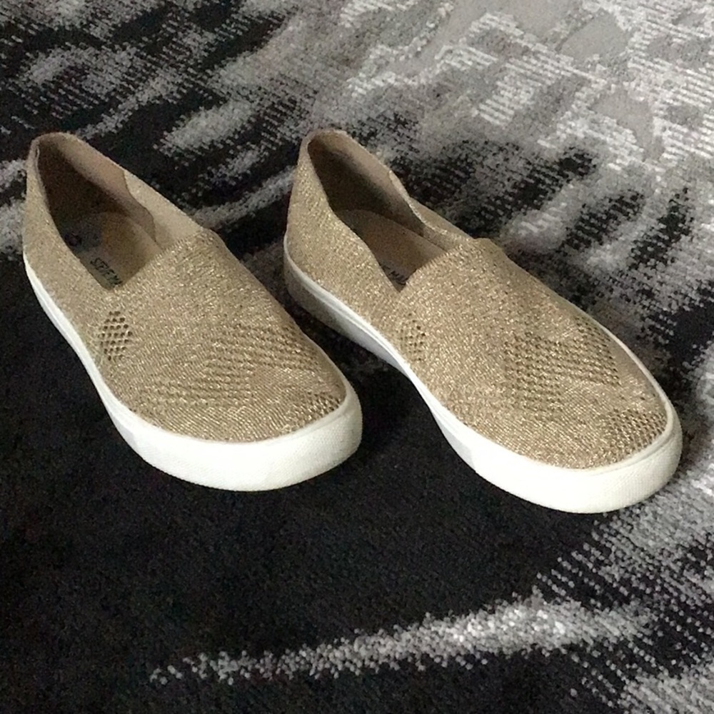Gently used Steve Madden Gold slip ons✨